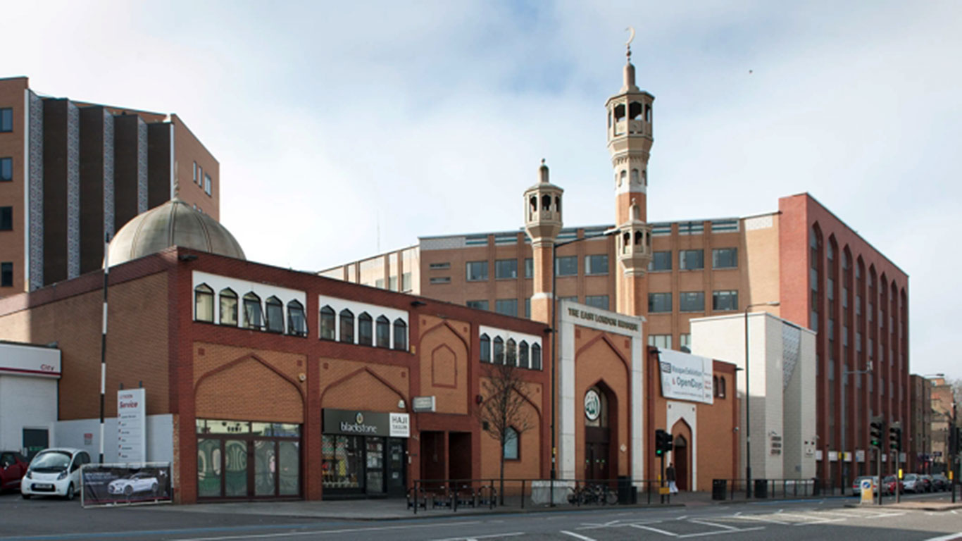 Сколько мечетей в лондоне. East London Mosque. Мечеть в Лондоне. Центральная мечеть Лондона. Лондон мечеть после синагоги.